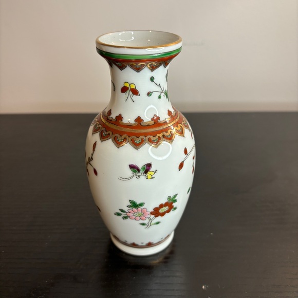 Beautiful 6” Vintage Chinese Porcelain Vase with Butterflies & Flowers - Picture 2 of 5